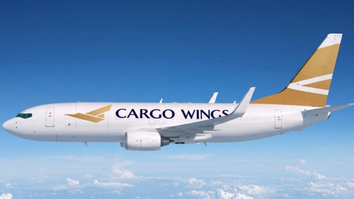 طائرة شحن بوينغ 737 تابعة لشركة أجنحة للشحن الجوي في مطار تونس قرطاج