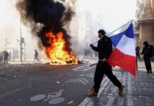 Un dispositif de sécurité renforcé en France pour faire face aux manifestations de samedi et à Halloween Des agents de la police française lors d'un dispositif de sécurité mis en place dans une rue en prévision des manifestations