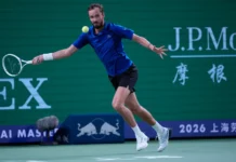 Medvedev bat Tsitsipas et se qualifie pour les quarts de finale de Shanghai, où il affrontera Paul