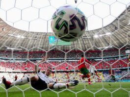 لاعبو باريس سان جيرمان وبرشلونة خلال مواجهة سابقة في دوري أبطال أوروبا