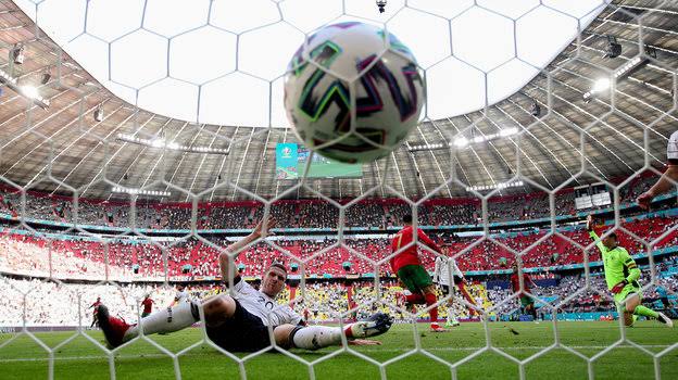 photo-25 لاعبو باريس سان جيرمان وبرشلونة خلال مواجهة سابقة في دوري أبطال أوروبا