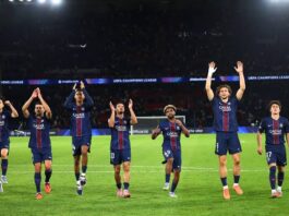 لاعبو باريس سان جيرمان يحتفلون بهدف أمام برشلونة في رابطة الأبطال الأوروبية