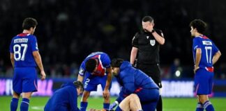 خفيتشا كفاراتسخيليا جناح باريس سان جيرمان خلال مواجهة برشلونة في دوري أبطال أوروبا
