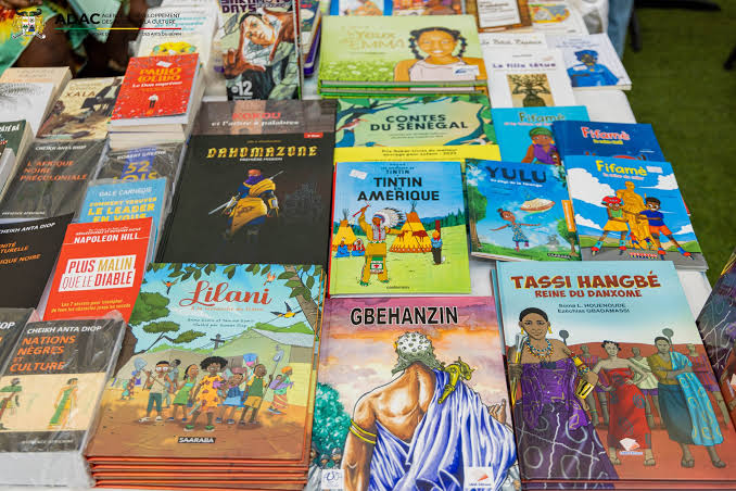 salon-du-livre-tunisien-une-affluence-2 Des visiteurs parcourent les publications des maisons d'édition tunisiennes dans les allées du Salon du livre, qui en est à